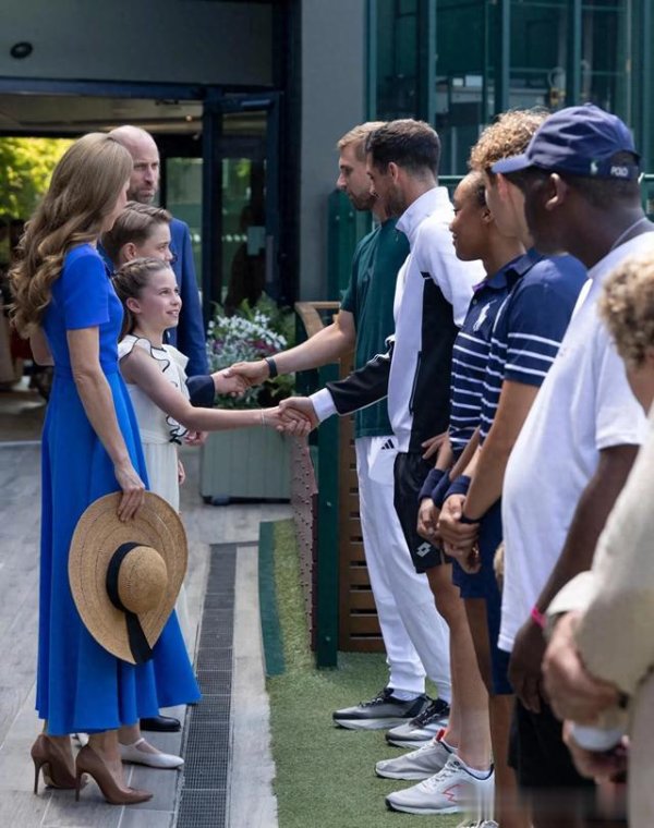 配资界网 威廉王子和凯特王妃带儿女看温网, 一家四口颜值超高, 幸福又温馨